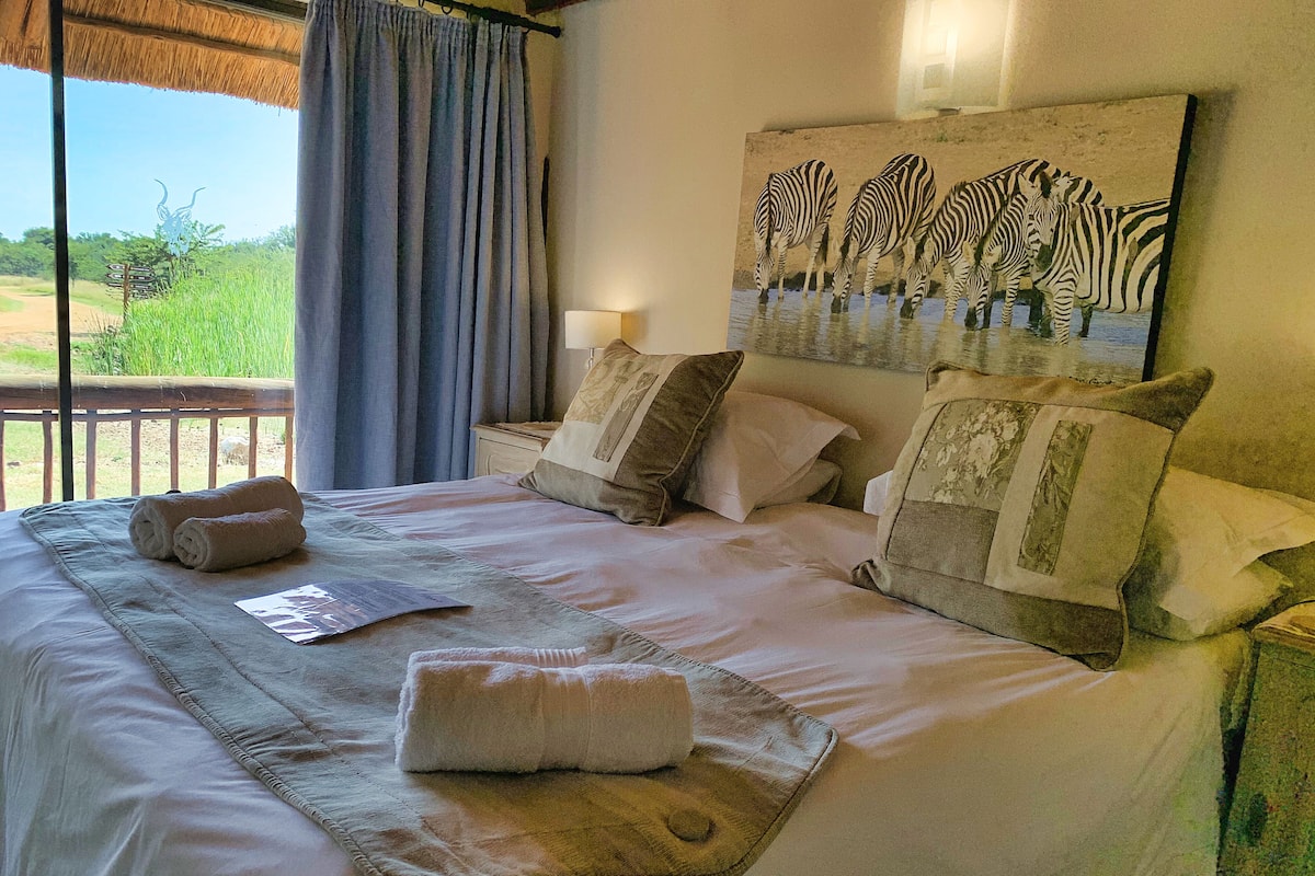 Chalet (10 Sleeper) | Couette en duvet, coffre-fort, décor unique, ameublement unique