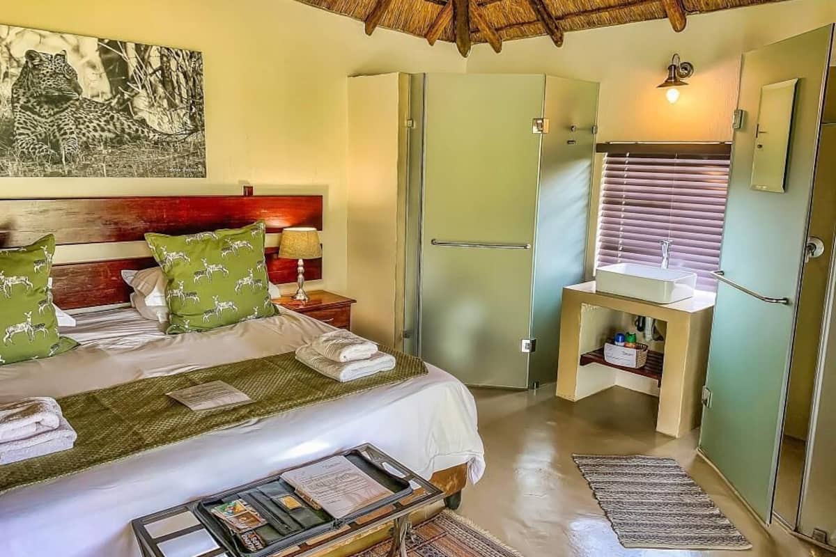 Douche, séchoir à cheveux, serviettes fournies, savon