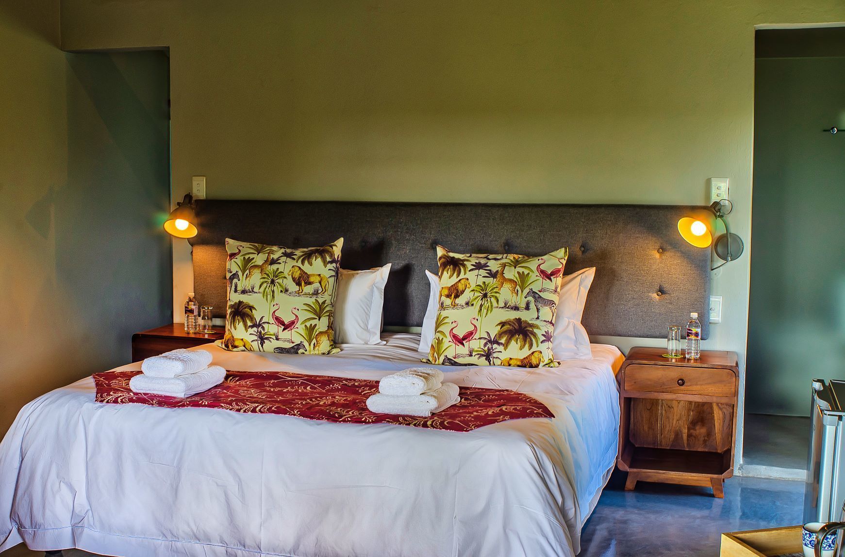 Cubrecamas y caja de seguridad en la habitación 