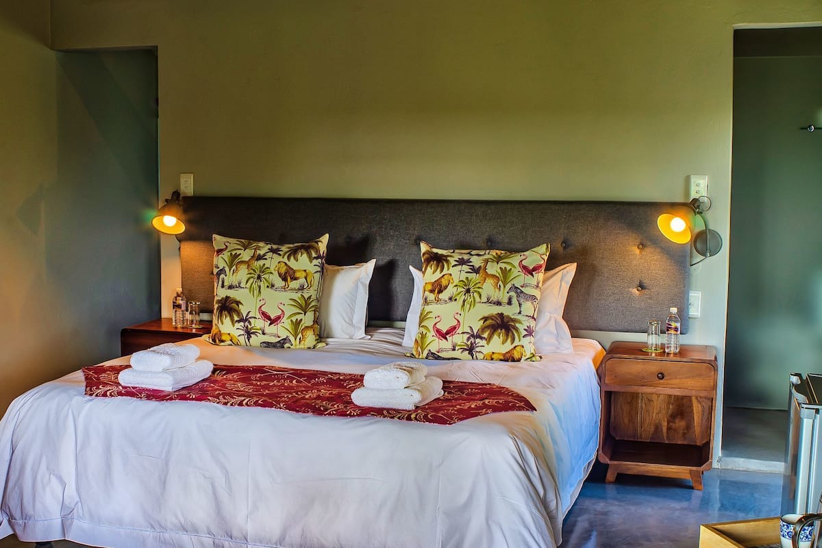 Chalet (Corner) | Couette en duvet, coffre-fort, décor unique, ameublement unique