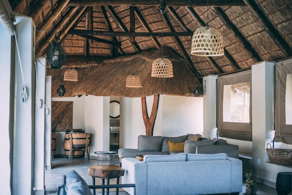 Exterior - Tshikwalo Game Lodge (Hammanskraal)