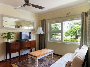 Apartment | Living room | 32-inch TV with satellite channels