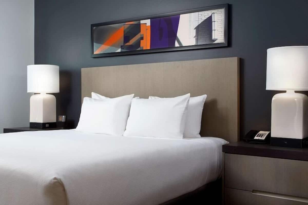 Ropa de cama de alta calidad, escritorio y cortinas blackout 
