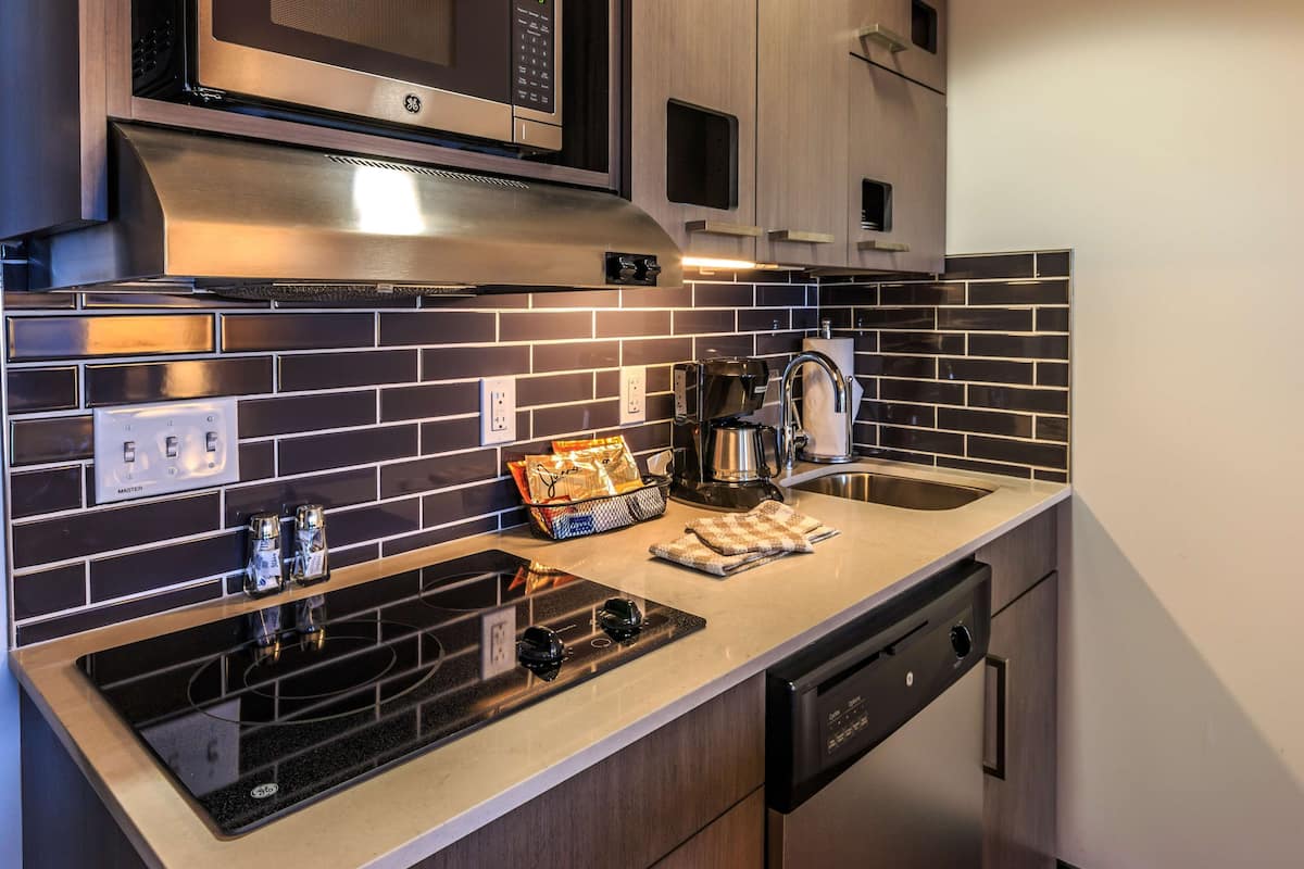 Private kitchen | Full-size fridge, microwave, stovetop, dishwasher
