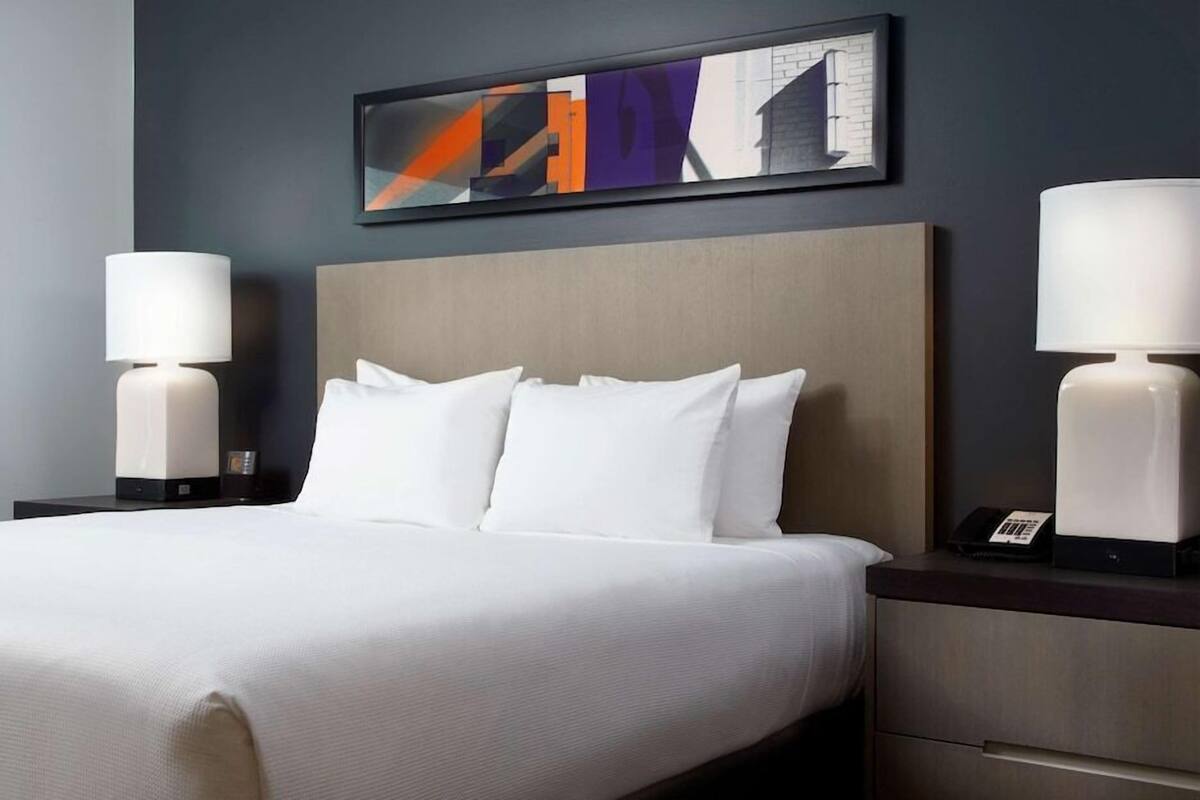 Ropa de cama de alta calidad, escritorio y cortinas blackout 