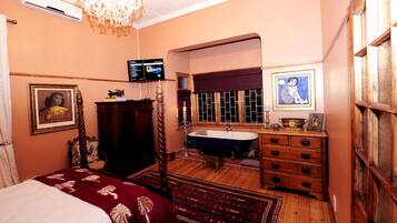 Suite (Honey) | 1 bedroom, in-room safe, desk, iron/ironing board