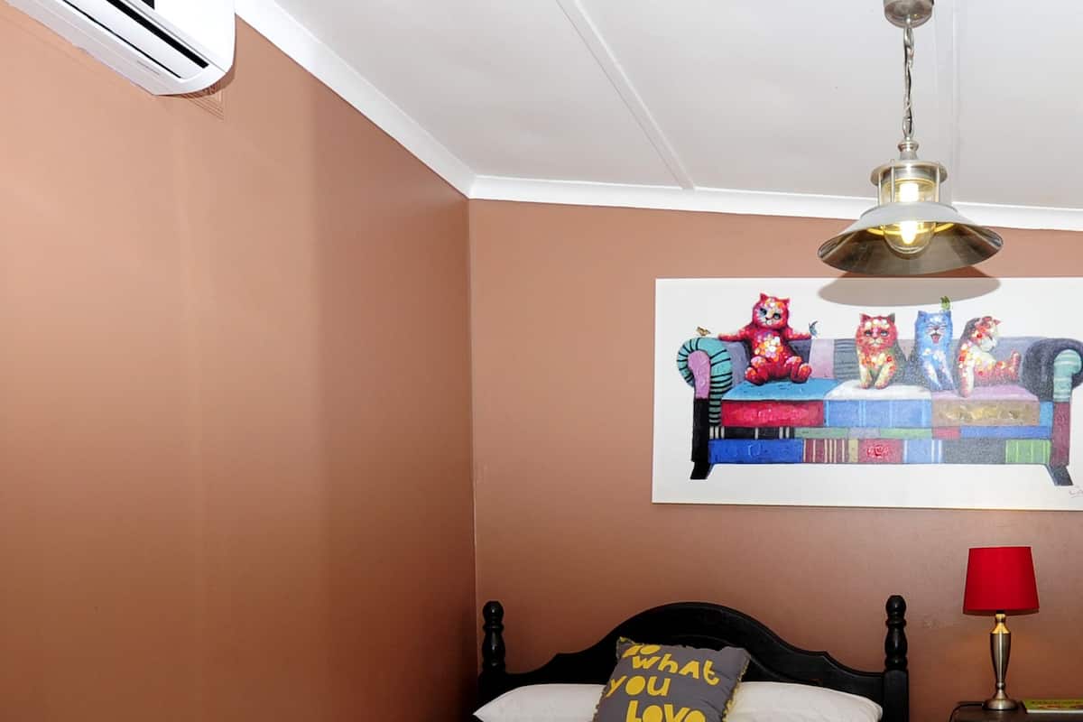 Kamer (Pool House) | 1 slaapkamer, een kluis op de kamer, een bureau
