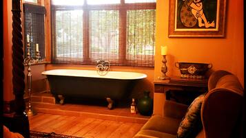 Suite (Honey) | 1 bedroom, in-room safe, desk, iron/ironing board