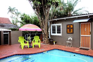 Habitació (Pool House) | Caixa forta a l'habitació, escriptori i planxa i posts de planxar