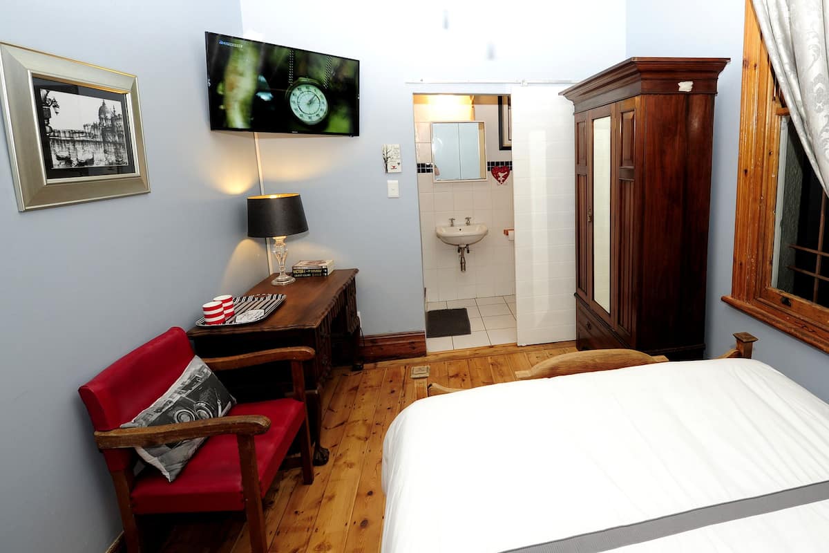 Room (Photography) | 1 bedroom, in-room safe, desk, iron/ironing board (on request)