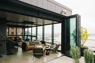 Bar en la azotea, con vista al mar, abre todos los días