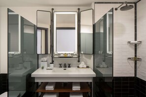 Dusche, Designer-Toilettenartikel, Haartrockner, Bademäntel