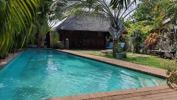 Kolam renang outdoor, dengan kursi berjemur