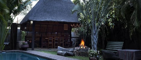 Kolam renang outdoor, dengan kursi berjemur