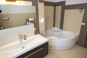 Premium bedding, iron/ironing board, free WiFi, bed sheets - B&B Villa Filetta (Roccafluvione)