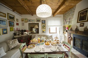 Buffet déjeuner gratuit tous les jours