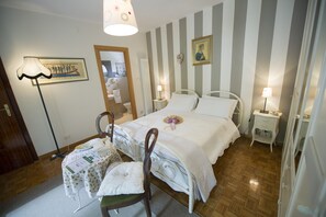 Kamar Double Comfort, balkon, pemandangan bukit (Dei Fiori) | Kamar mandi | Shower, perlengkapan mandi gratis, pengering rambut, dan handuk