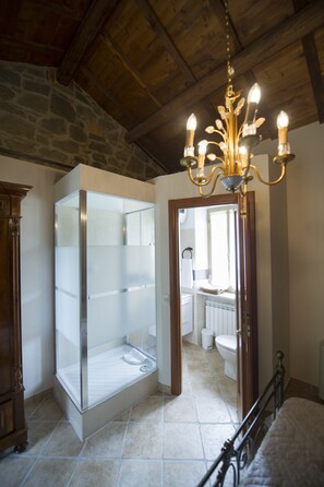 Romantic Double Room, Hill View (Dei Cuori) | Bathroom | Shower, free toiletries, hair dryer, towels - B&B Villa Filetta (Roccafluvione)