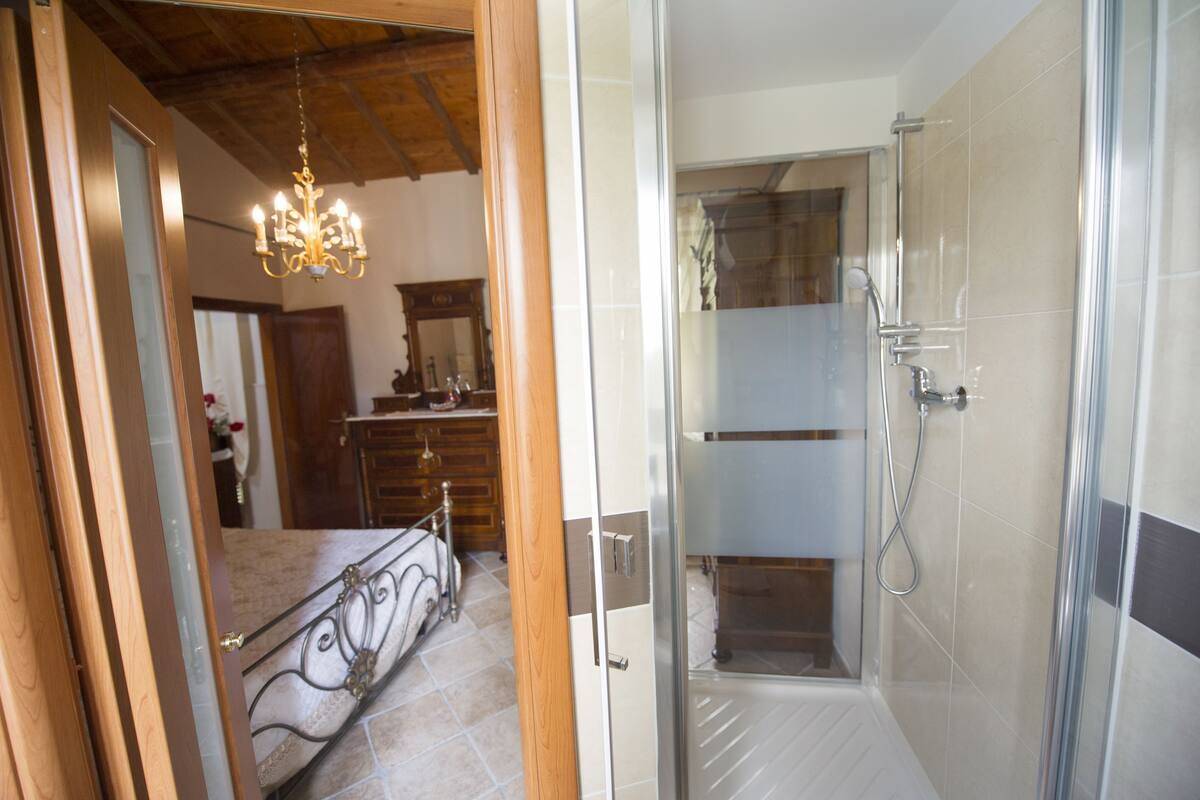 Romantic Double Room, Hill View (Dei Cuori) | Premium bedding, iron/ironing board (on request), WiFi (free)