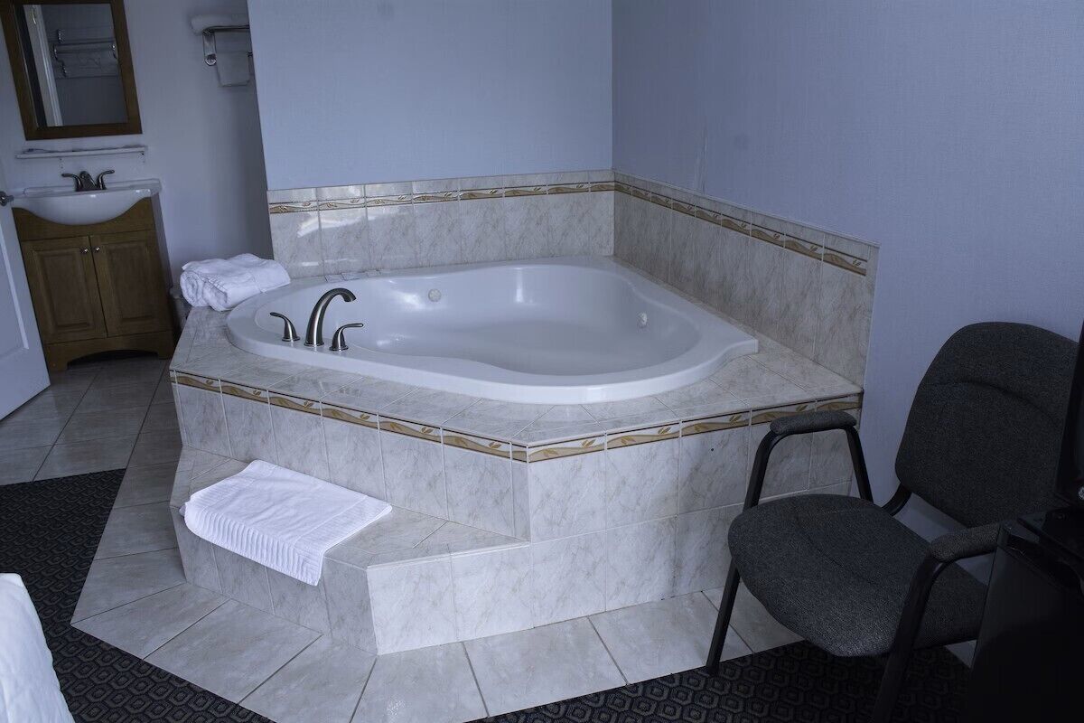 Jetted bathtub