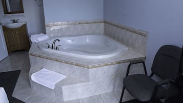 Jetted bathtub