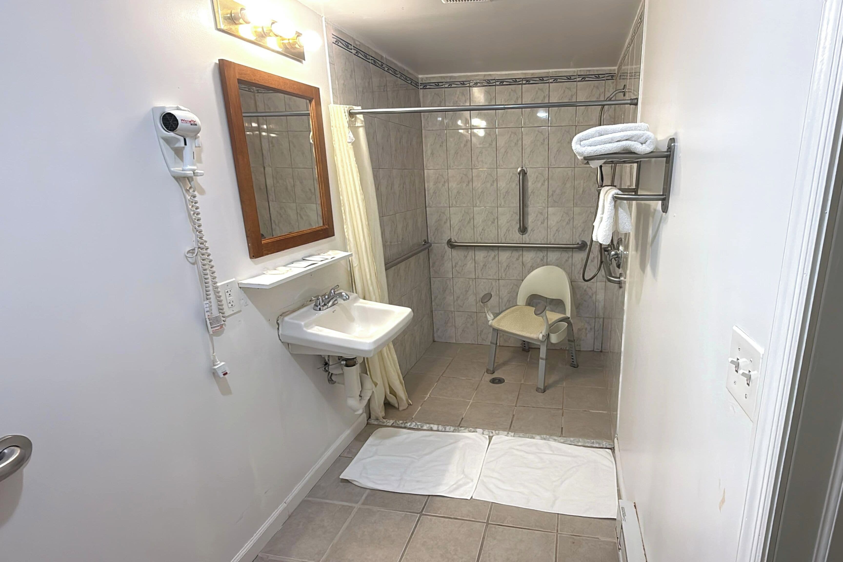 King Bed Accessible Non-Smoking | Bathroom | Free toiletries, hair dryer, towels