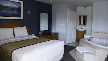 Camera, 1 letto queen, non fumatori, idromassaggio | Biancheria da letto di alta qualità, una scrivania, Wi-Fi gratuito