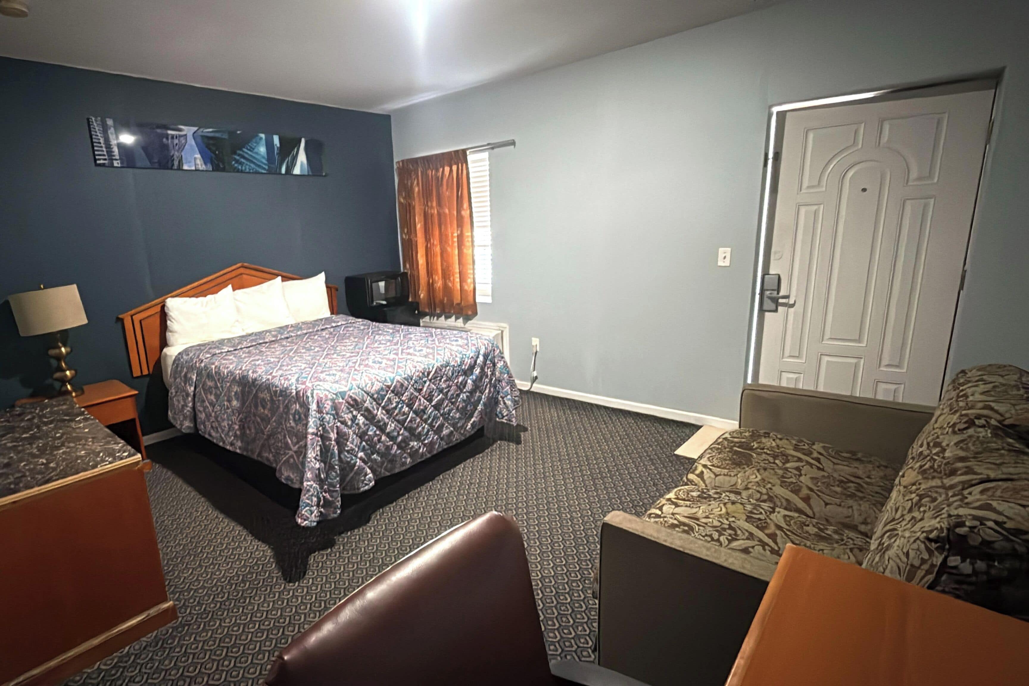 Room, 1 Queen Bed, Non Smoking | Premium bedding, desk, free WiFi, bed sheets