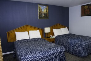 Habitación doble Deluxe, 2 camas matrimoniales | Ropa de cama de alta calidad, escritorio, wifi gratis y ropa de cama