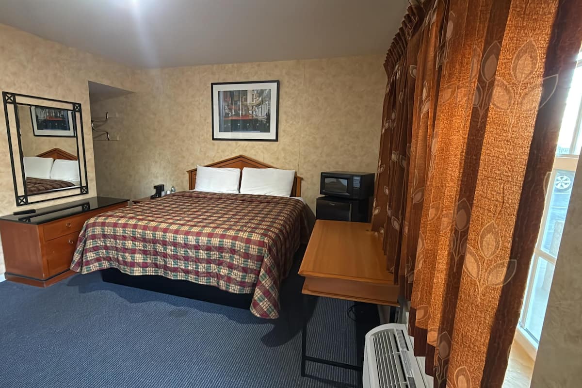 King Bed Accessible Non-Smoking | Premium bedding, desk, free WiFi, bed sheets