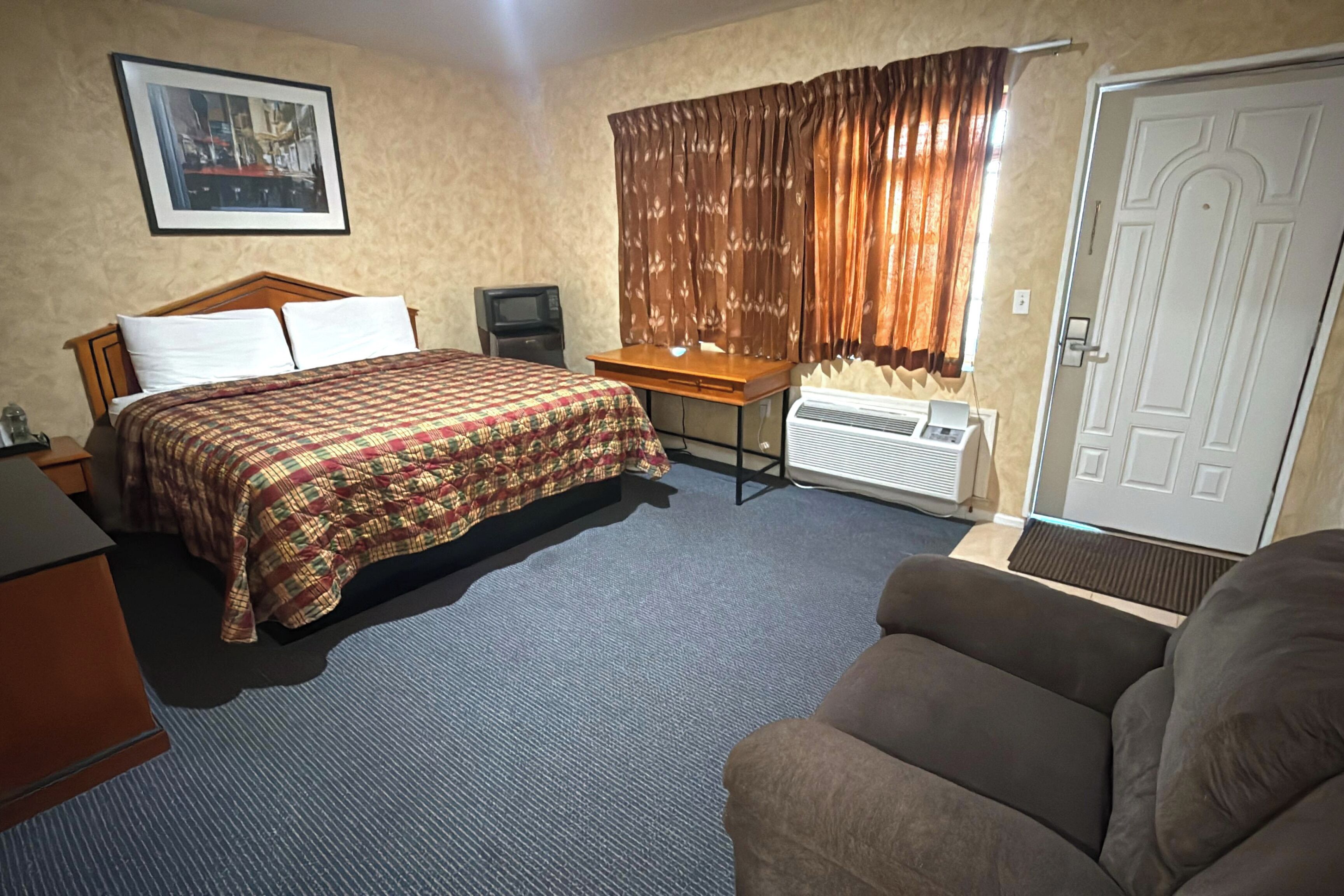 King Bed Accessible Non-Smoking | Premium bedding, desk, free WiFi, bed sheets