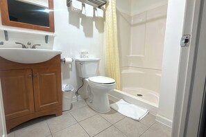 Kostenlose Toilettenartikel, Haartrockner, Handtücher