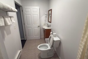 客房, 1 张大床, 无烟房 (Jacuzzi) | 浴室 | 免费洗浴用品、吹风机、毛巾