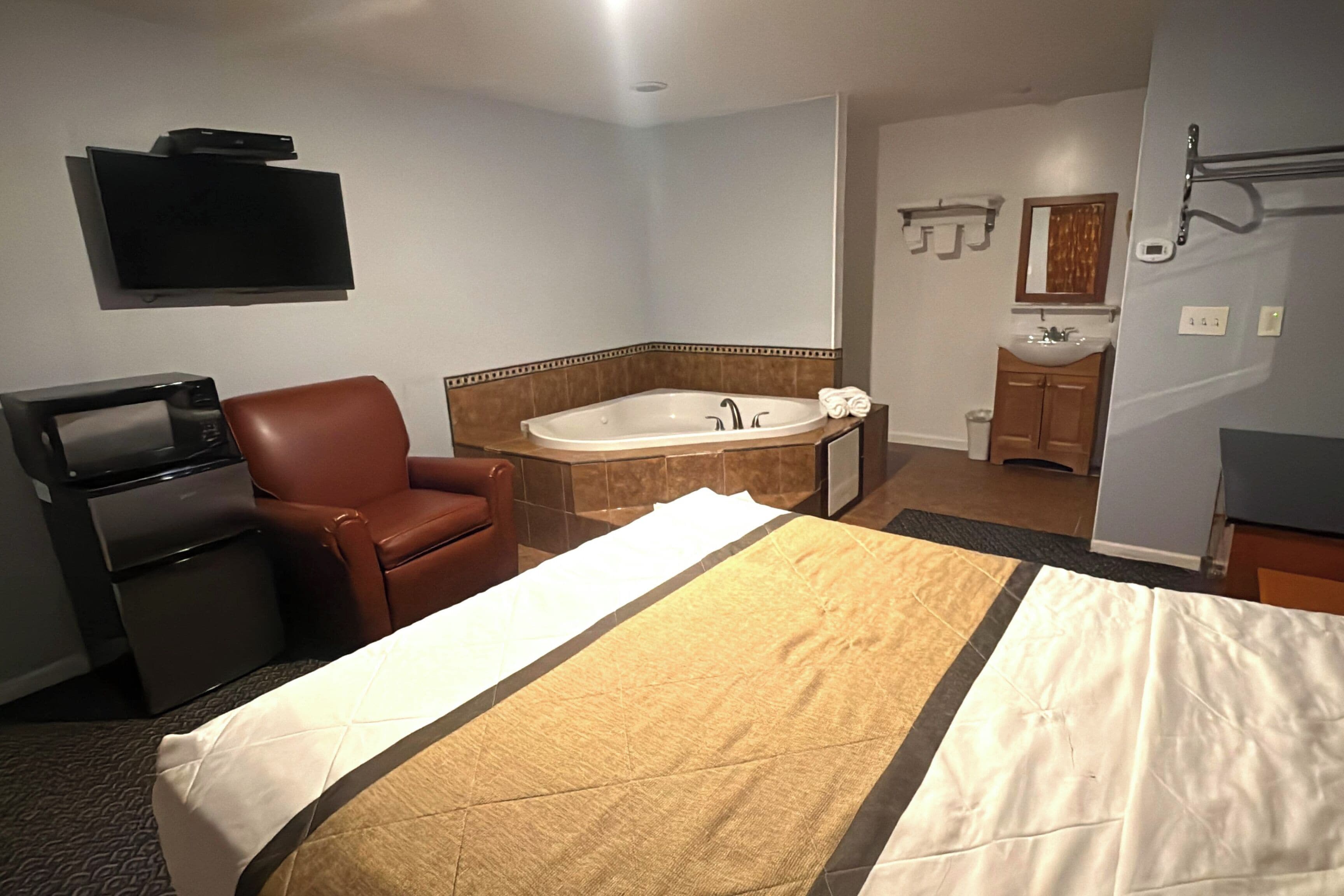 Room, 1 Queen Bed, Non Smoking (Jacuzzi)