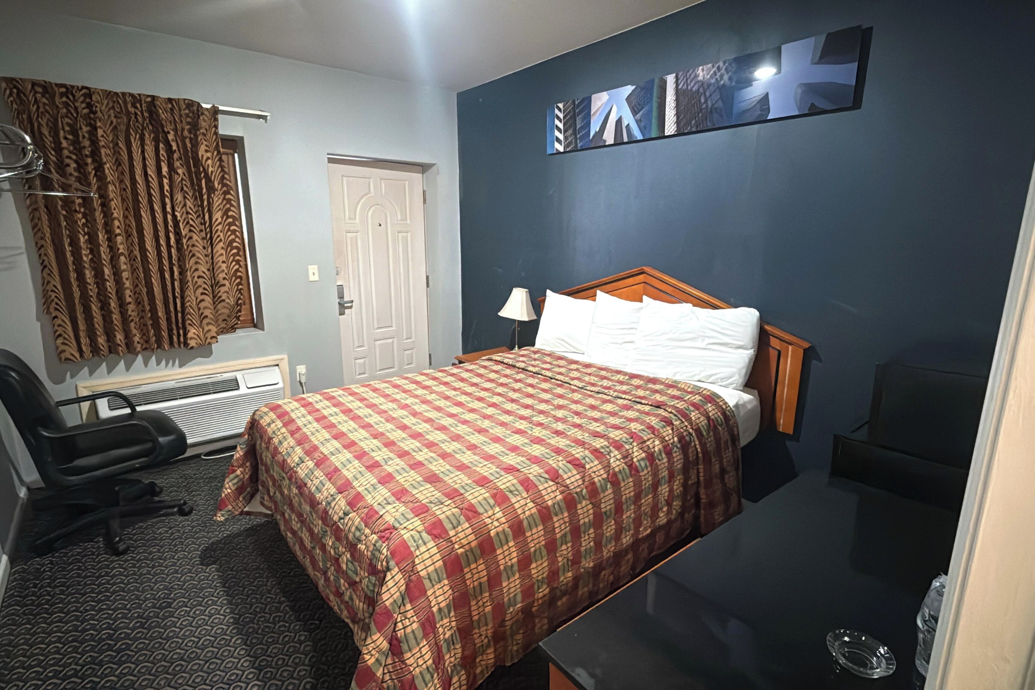 Room, 1 Queen Bed, Smoking | Premium bedding, desk, free WiFi, bed sheets