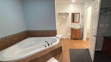 Room, 1 Queen Bed, Non Smoking (Jacuzzi) | Jetted tub