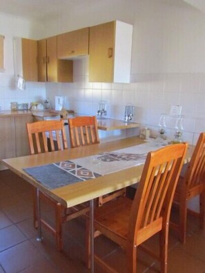 Chalet (White House) | In-room dining - Pumula Guest Farm (Fouriesburg)