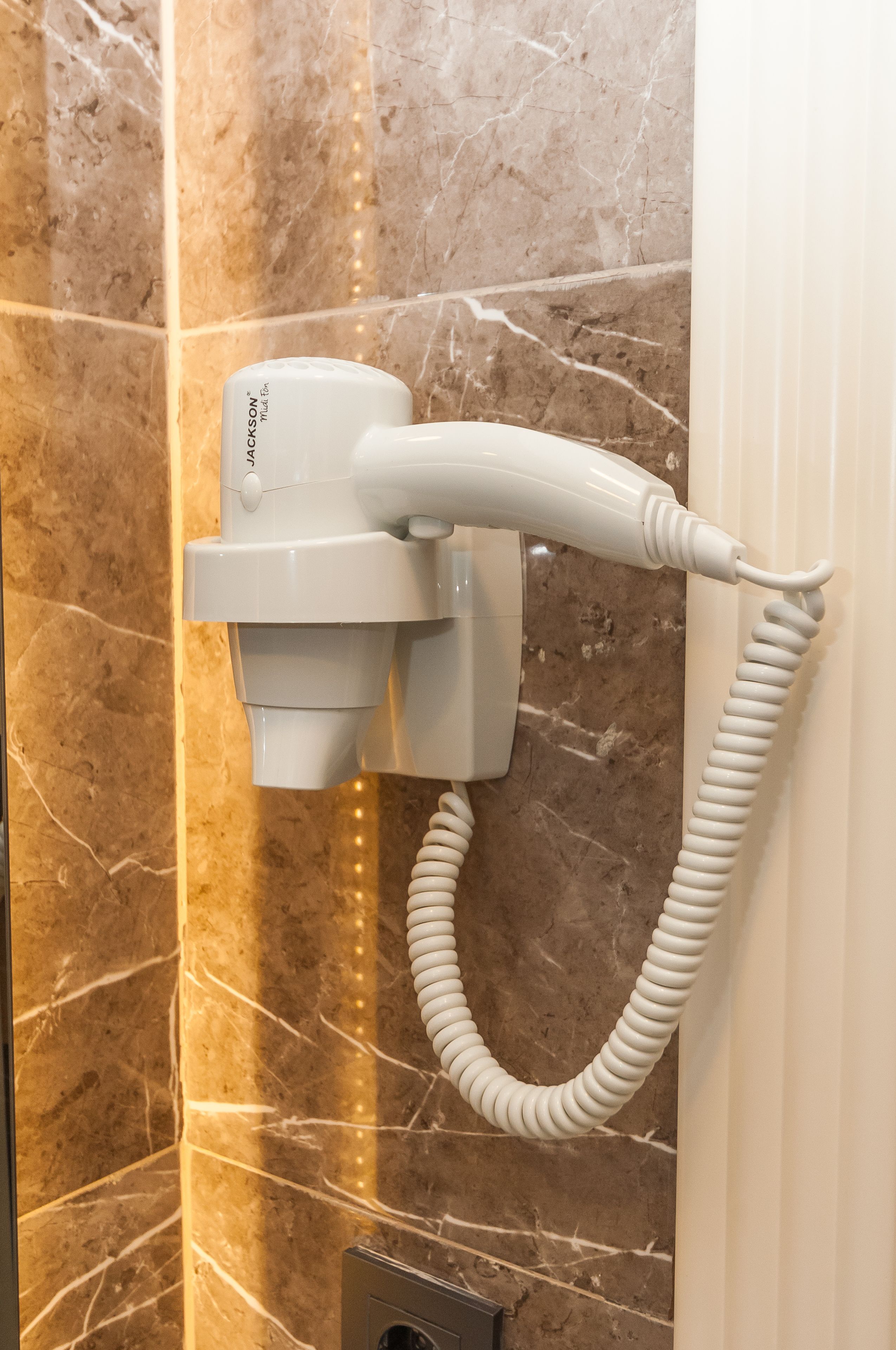 shower, rainfall showerhead, free toiletries, hair dryer