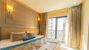 Ett hotellrum med en stor säng, utsikt från balkongen och en modern design.