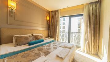 Dobbeltrom – standard, lanai, byutsikt | Sengetøy av topp kvalitet, minibar, safe på rommet og skrivebord