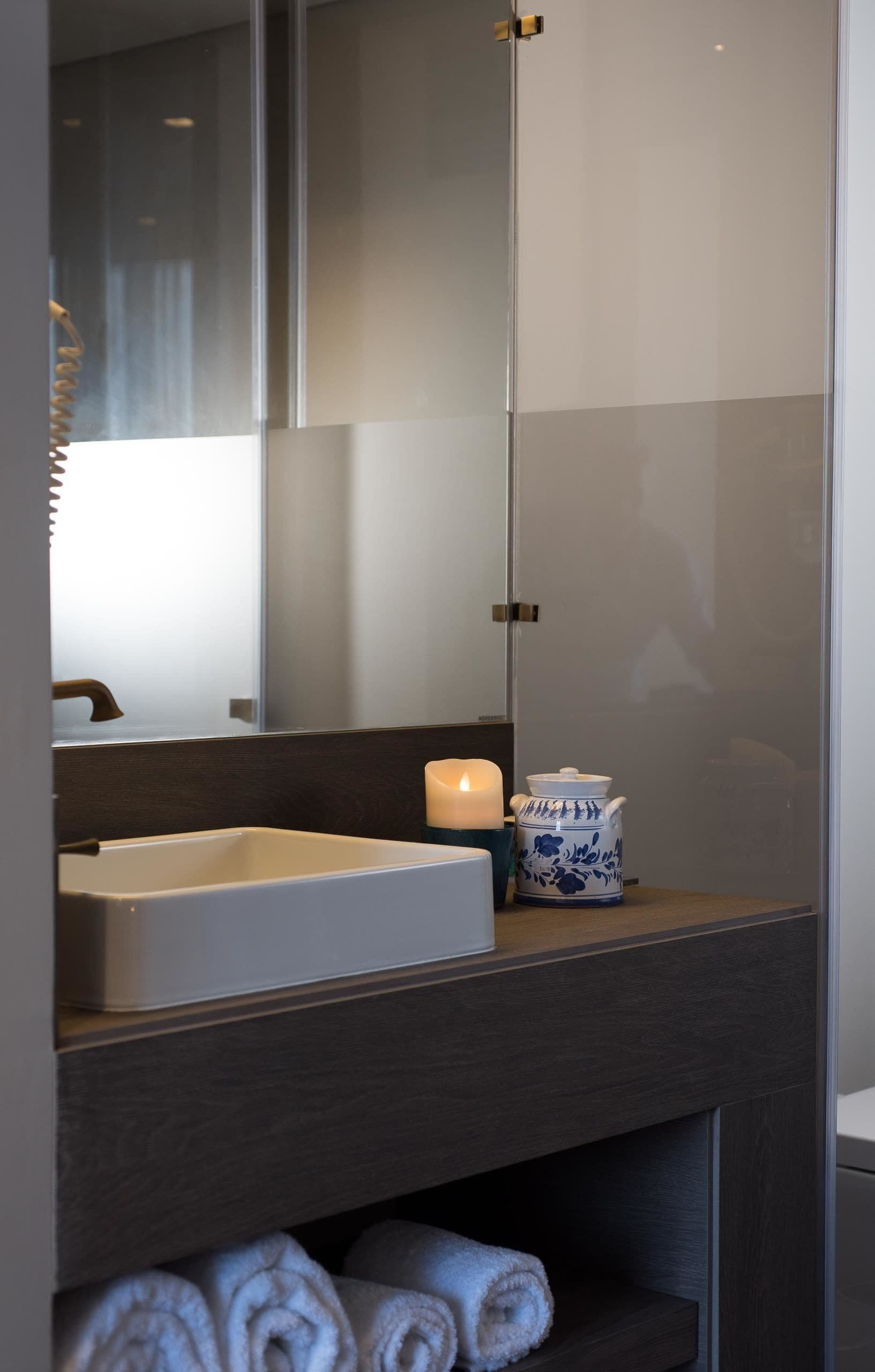 shower, rainfall showerhead, free toiletries, towels