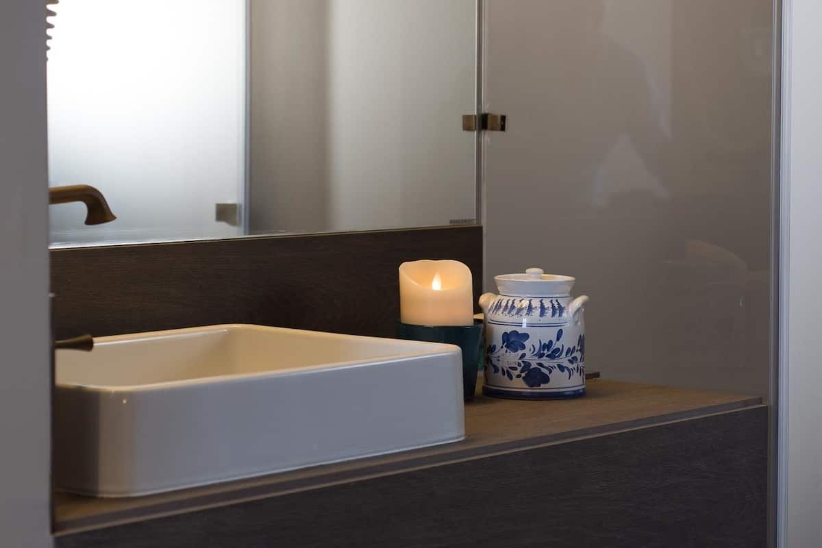 shower, rainfall showerhead, free toiletries, towels