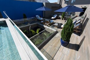 室外游泳池，日光浴躺椅