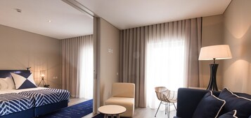 Minibar, caja de seguridad en la habitación y cunas gratuitas 