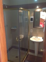 Habitación con 2 camas individuales | Baño | Ducha y cabezal de ducha tipo lluvia