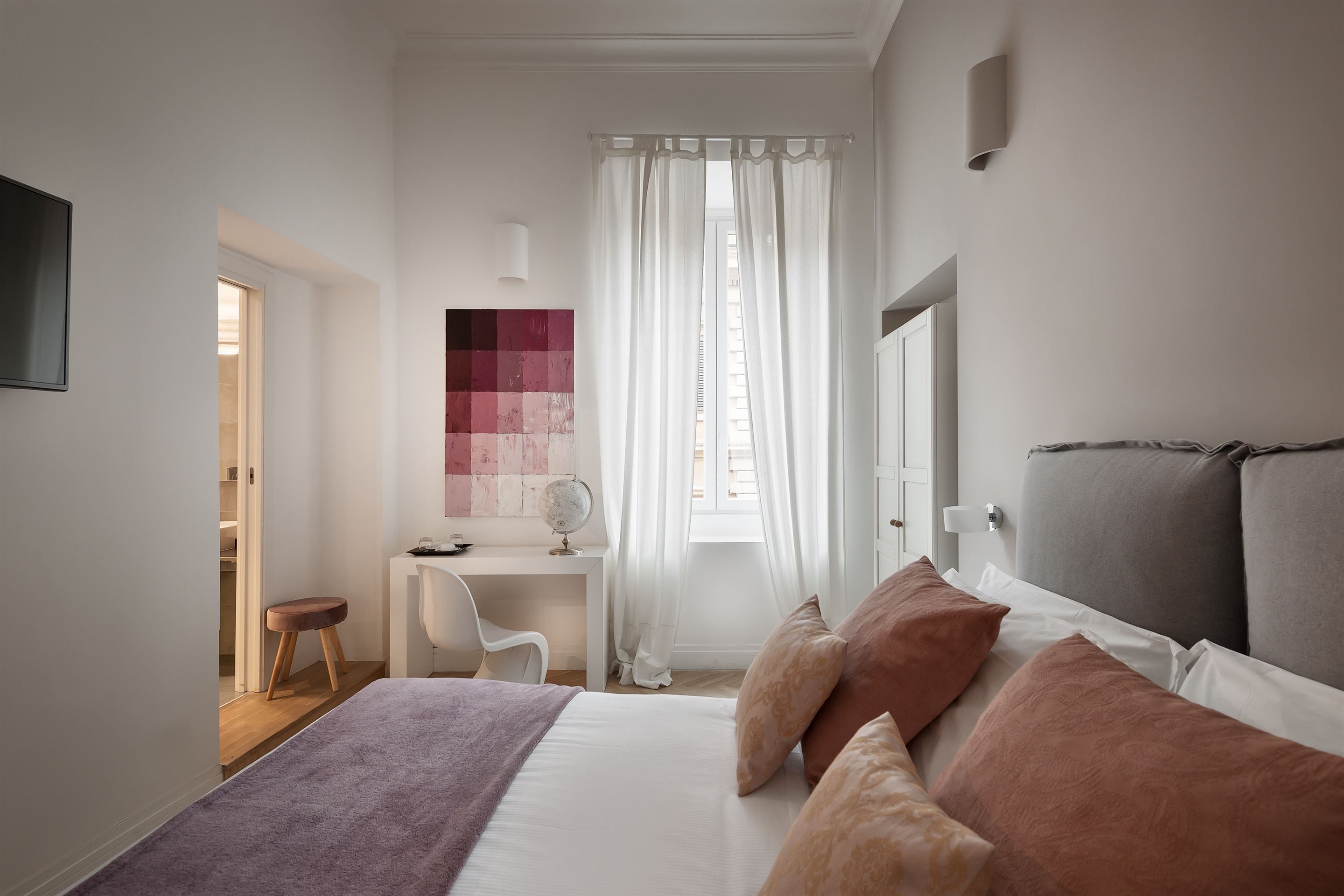 Une chambre à coucher avec un lit, un bureau et une chaise.
