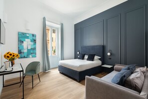 Queen Deluxe | Luxe beddengoed, een minibar, een kluis op de kamer, een bureau