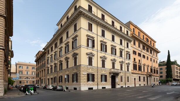 A large, historic building with multiple floors and a symmetrical facade. - Da Me Suites (Rome)
