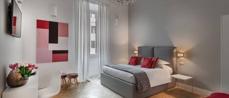 Luxe beddengoed, een minibar, een kluis op de kamer, een bureau