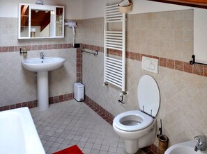 A bathroom with a sink, toilet, and mirror. - B&B Antica Interamnia (Teramo)